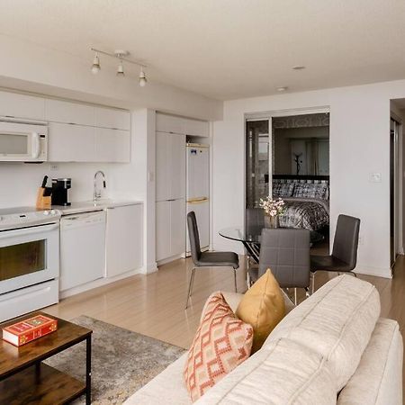 Stylish Downtown Lakeview Condo - One Free Parking Τορόντο Εξωτερικό φωτογραφία