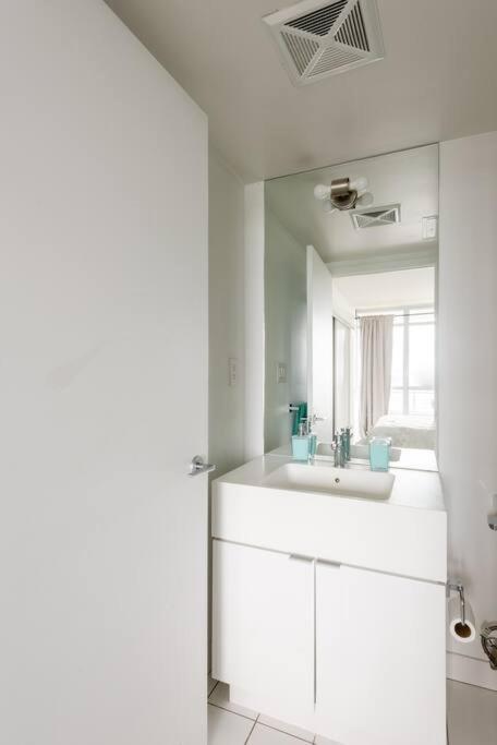 Stylish Downtown Lakeview Condo - One Free Parking Τορόντο Εξωτερικό φωτογραφία