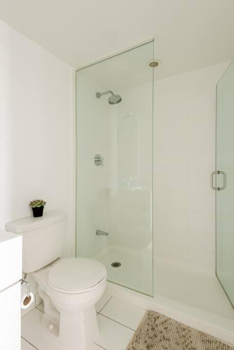 Stylish Downtown Lakeview Condo - One Free Parking Τορόντο Εξωτερικό φωτογραφία