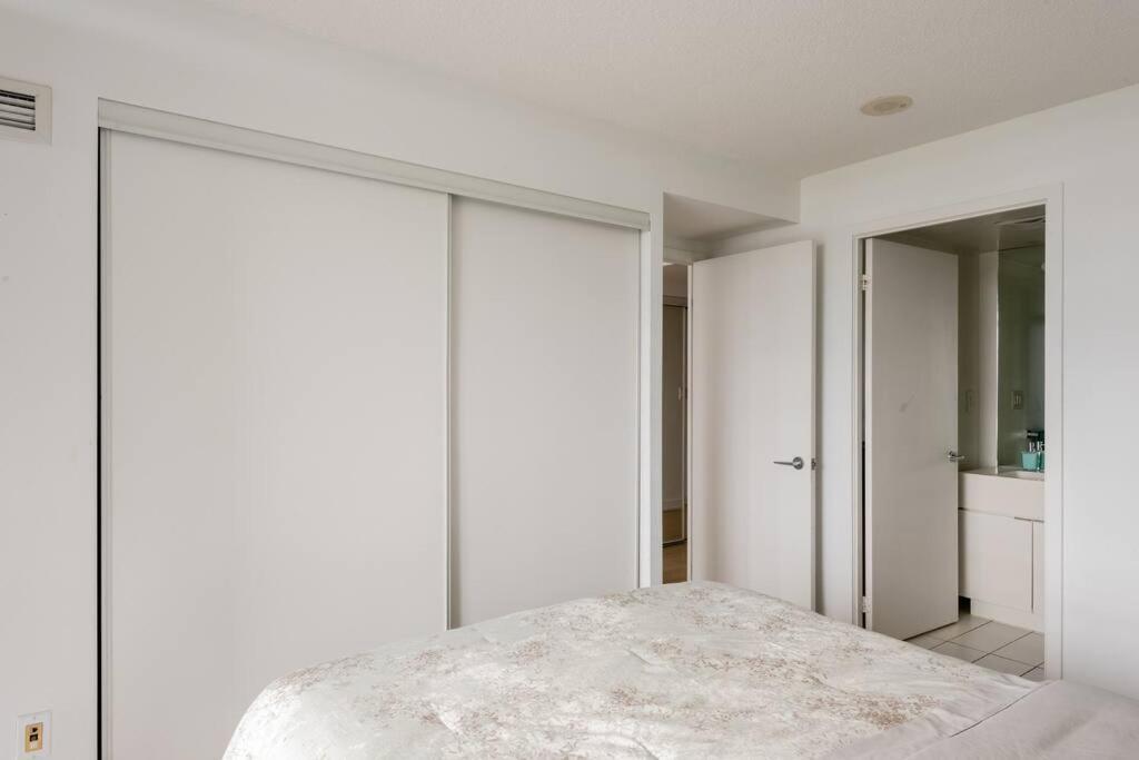 Stylish Downtown Lakeview Condo - One Free Parking Τορόντο Εξωτερικό φωτογραφία