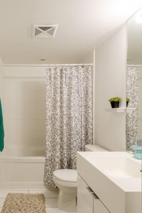 Stylish Downtown Lakeview Condo - One Free Parking Τορόντο Εξωτερικό φωτογραφία