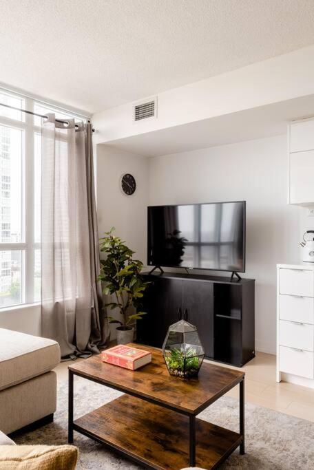 Stylish Downtown Lakeview Condo - One Free Parking Τορόντο Εξωτερικό φωτογραφία