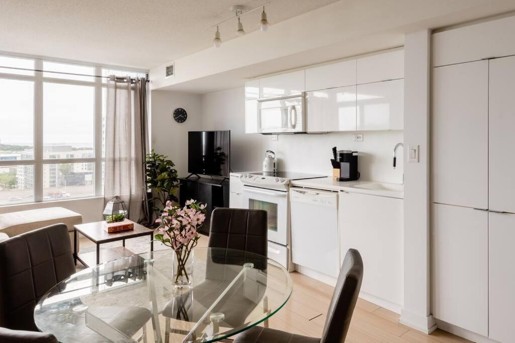 Stylish Downtown Lakeview Condo - One Free Parking Τορόντο Εξωτερικό φωτογραφία