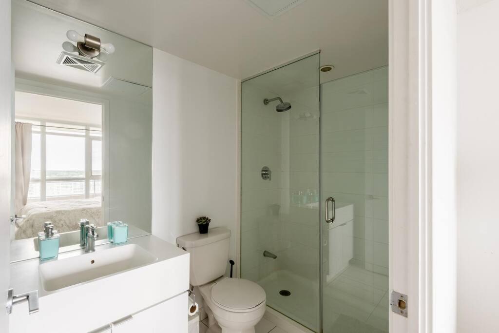 Stylish Downtown Lakeview Condo - One Free Parking Τορόντο Εξωτερικό φωτογραφία