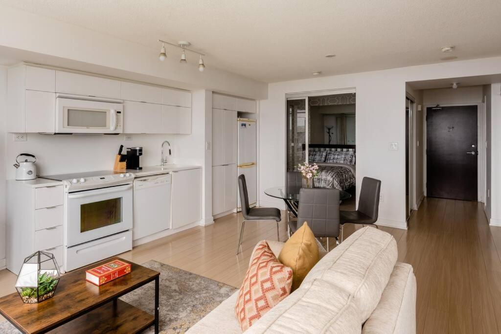 Stylish Downtown Lakeview Condo - One Free Parking Τορόντο Εξωτερικό φωτογραφία