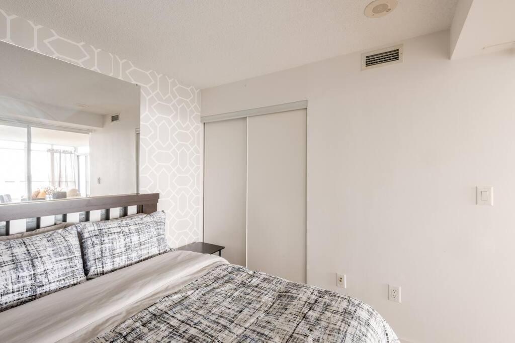 Stylish Downtown Lakeview Condo - One Free Parking Τορόντο Εξωτερικό φωτογραφία