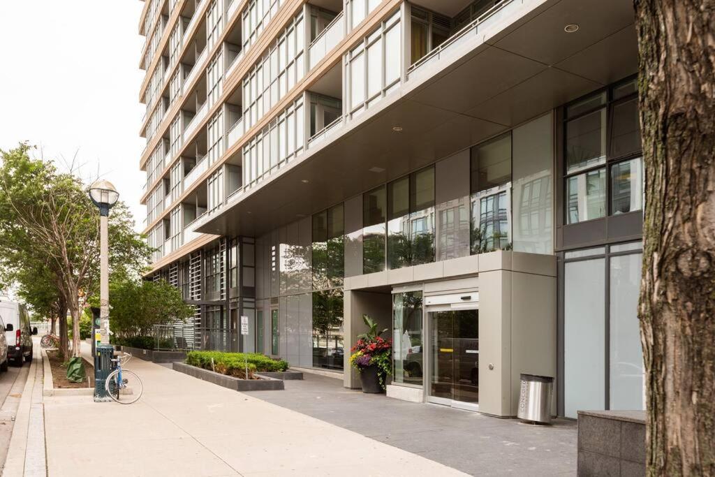 Stylish Downtown Lakeview Condo - One Free Parking Τορόντο Εξωτερικό φωτογραφία