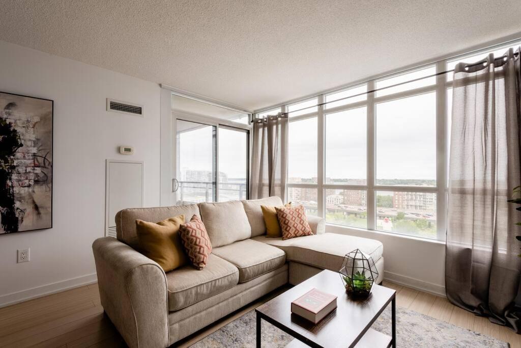 Stylish Downtown Lakeview Condo - One Free Parking Τορόντο Εξωτερικό φωτογραφία