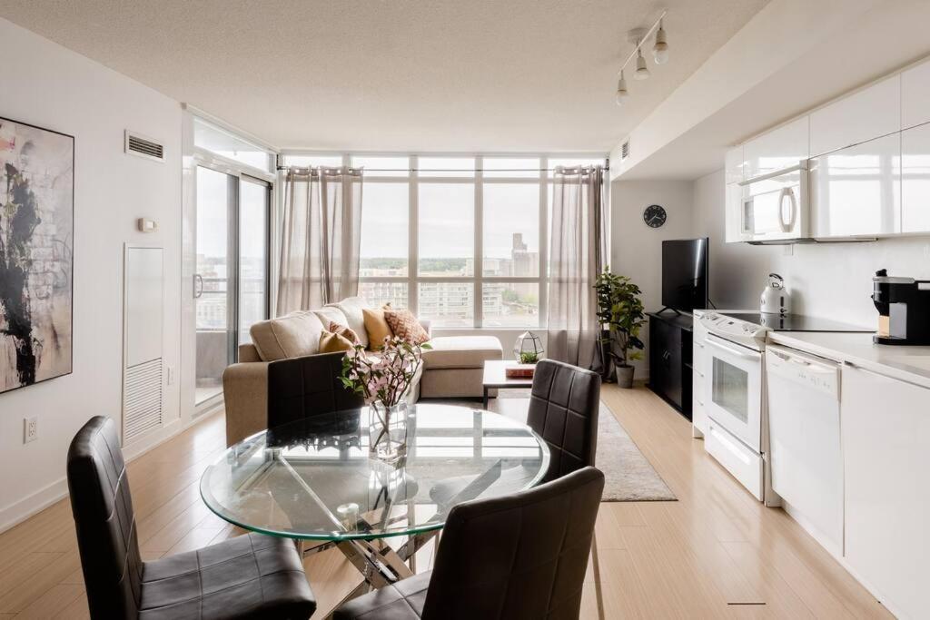 Stylish Downtown Lakeview Condo - One Free Parking Τορόντο Εξωτερικό φωτογραφία