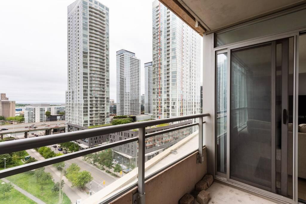 Stylish Downtown Lakeview Condo - One Free Parking Τορόντο Εξωτερικό φωτογραφία