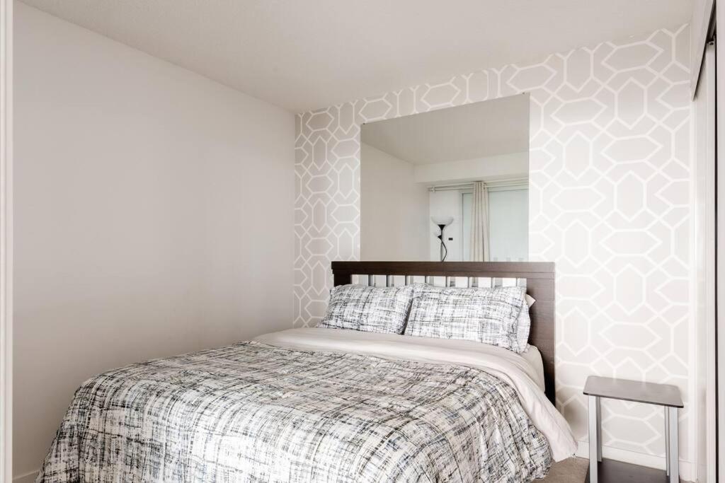 Stylish Downtown Lakeview Condo - One Free Parking Τορόντο Εξωτερικό φωτογραφία