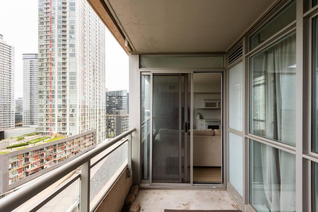 Stylish Downtown Lakeview Condo - One Free Parking Τορόντο Εξωτερικό φωτογραφία
