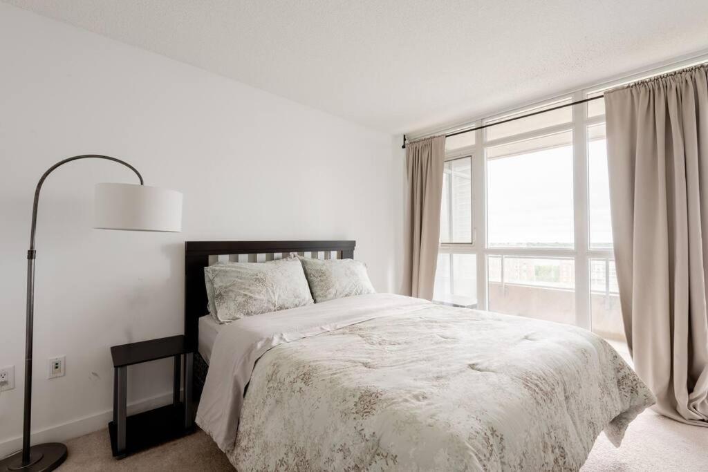 Stylish Downtown Lakeview Condo - One Free Parking Τορόντο Εξωτερικό φωτογραφία