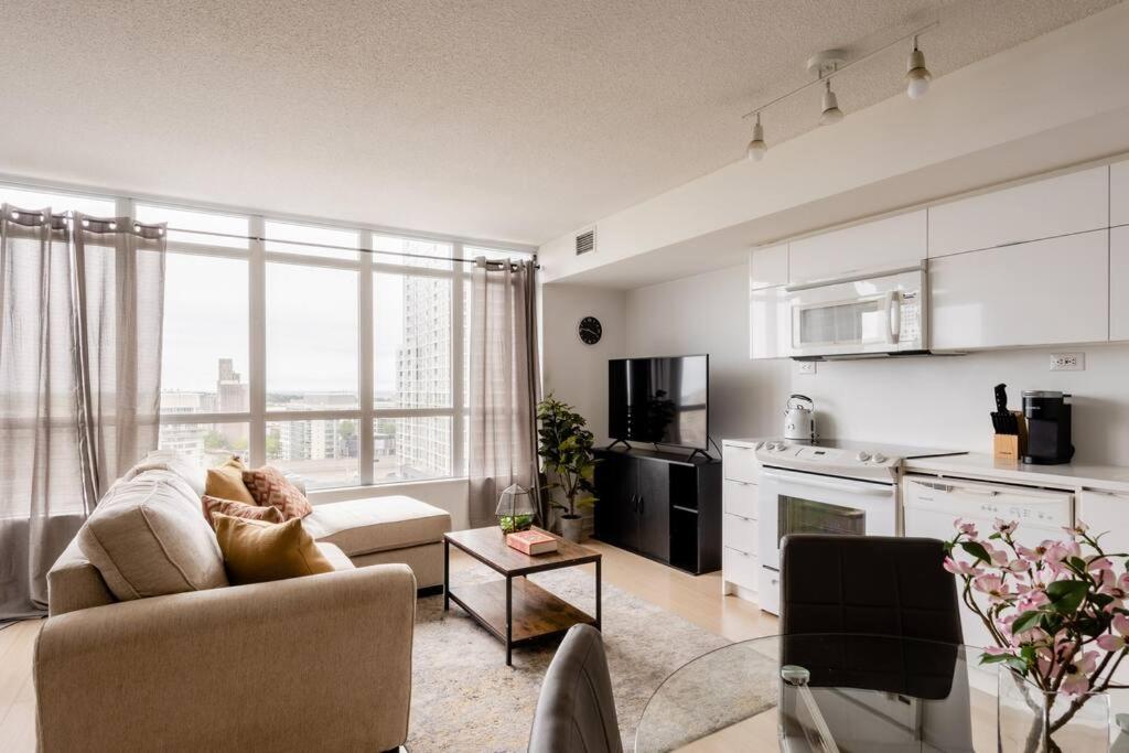 Stylish Downtown Lakeview Condo - One Free Parking Τορόντο Εξωτερικό φωτογραφία
